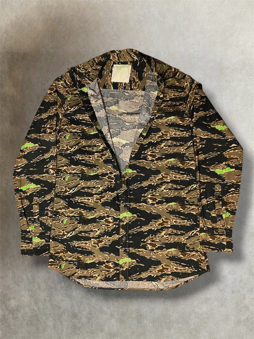SS2001 Undercover dessert neon camo button down shirt (Category: Activewear) located in Manila. Submitted by killzarchival (Listing ID 1442735235, Image 2). Description: SS2001 Undercover dessert neon camo button down shirt *Condi:7/10 *Good condition with normal sign of using size:Medium fits large slim Pit to pit:20.5 Length:30 Shoulder:17.5 Sleeve:25 Hem:20 .