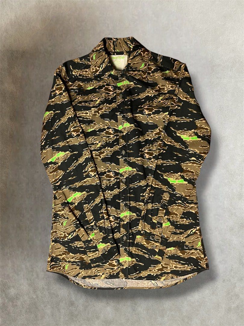 SS2001 Undercover dessert neon camo button down shirt (Category: Activewear) located in Manila. Submitted by killzarchival (Listing ID 1442735235, Image 3). Description: SS2001 Undercover dessert neon camo button down shirt *Condi:7/10 *Good condition with normal sign of using size:Medium fits large slim Pit to pit:20.5 Length:30 Shoulder:17.5 Sleeve:25 Hem:20 .
