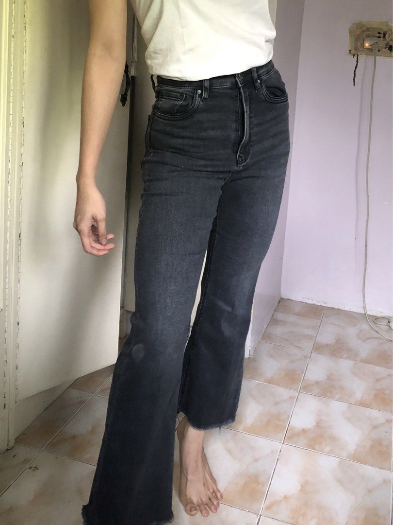 (Stradivarius) High Waisted Flare Jeans (Category: Jeans) located in Mapandan. Submitted by olibski (Listing ID 1442759071, Image 1). Description: with a Stain near the knee area 🧍‍♀️height reference: 167cm (5’5ft) 📍loc: San Carlos, Pangasinan (will do meet-up 📦 shipping: buyer shoulders SF ❗️note: color may vary due to lighting - Brand: Stradivarius - Style: High-waisted flare jeans - Wash: Dark wash - Hem: Raw hem - Size: EUR 36 (US 4, UK 8,