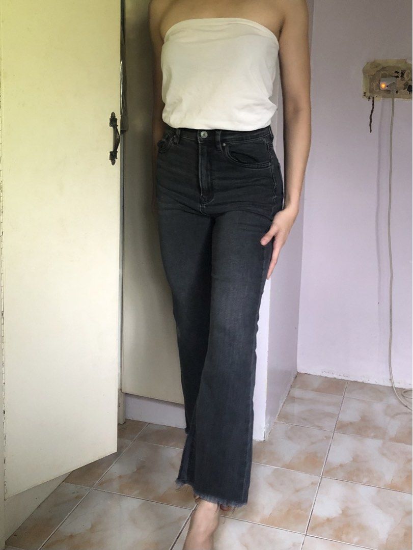 (Stradivarius) High Waisted Flare Jeans (Category: Jeans) located in Mapandan. Submitted by olibski (Listing ID 1442759071, Image 2). Description: with a Stain near the knee area 🧍‍♀️height reference: 167cm (5’5ft) 📍loc: San Carlos, Pangasinan (will do meet-up 📦 shipping: buyer shoulders SF ❗️note: color may vary due to lighting - Brand: Stradivarius - Style: High-waisted flare jeans - Wash: Dark wash - Hem: Raw hem - Size: EUR 36 (US 4, UK 8,