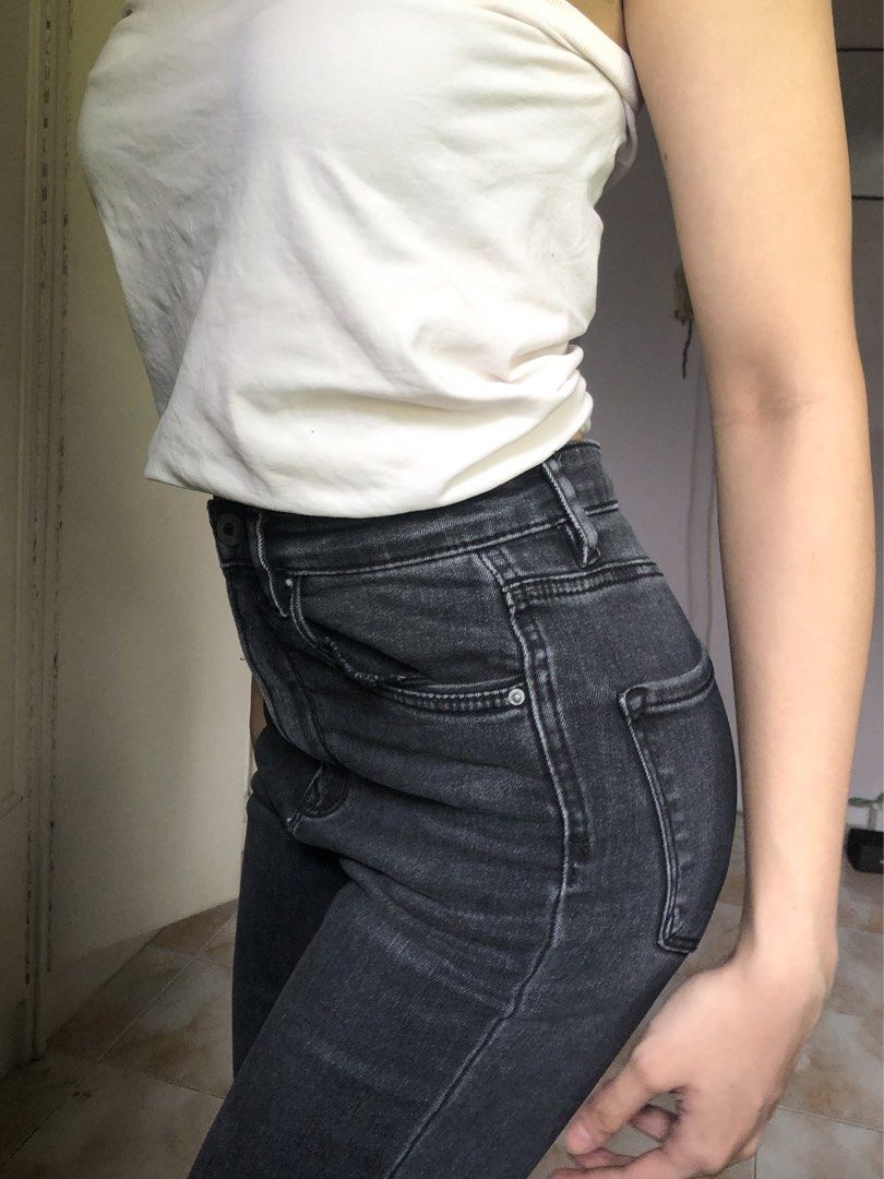 (Stradivarius) High Waisted Flare Jeans (Category: Jeans) located in Mapandan. Submitted by olibski (Listing ID 1442759071, Image 3). Description: with a Stain near the knee area 🧍‍♀️height reference: 167cm (5’5ft) 📍loc: San Carlos, Pangasinan (will do meet-up 📦 shipping: buyer shoulders SF ❗️note: color may vary due to lighting - Brand: Stradivarius - Style: High-waisted flare jeans - Wash: Dark wash - Hem: Raw hem - Size: EUR 36 (US 4, UK 8,