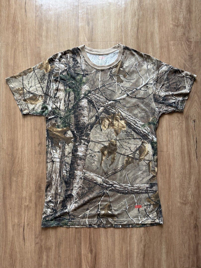 Supreme x Hanes Realtree Tee (Category: Tshirts & Polo Shirts ) located in Quezon City. Submitted by daddysource (Listing ID 1442845285, Image 1). Description: Supreme x Hanes Realtree Tee Medium | Excellent ₱1,800.
