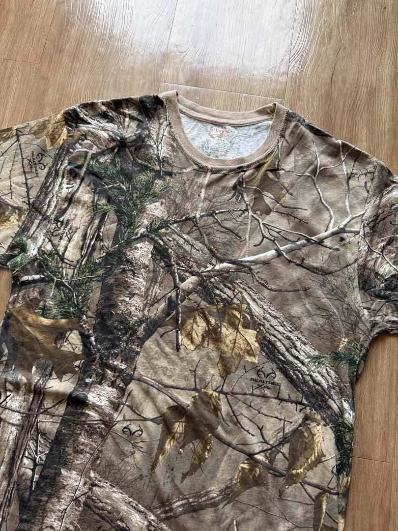 Supreme x Hanes Realtree Tee (Category: Tshirts & Polo Shirts ) located in Quezon City. Submitted by daddysource (Listing ID 1442845285, Image 2). Description: Supreme x Hanes Realtree Tee Medium | Excellent ₱1,800.