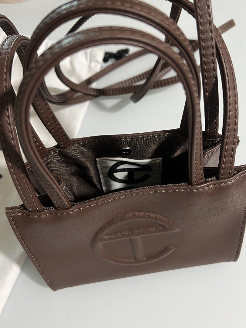 Telfar Small Shopping Bag Chocolate (Category: Luxury Bags & Wallets) located in Quezon City. Submitted by ccloset.cleanup (Listing ID 1442803350, Image 3). Description: Small Shopping Bag - Chocolate The iconic Unisex Shopping Bag is an Everyday bag for Everyone. Featuring a double strap (handles and cross-body straps), embossed logo, and magnetic snap closure. Made from faux leather and twill lining. Height 4 3/4” Width 6 5/8” Depth 3” Strap Dr
