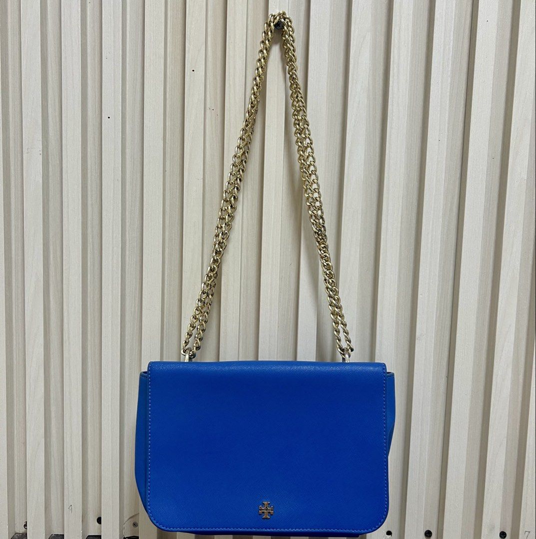 Tory Burch Royal Blue Leather Chain Shoulder Bag (Category: Luxury Bags & Wallets) located in Manila. Submitted by gailmg (Listing ID 1442795170, Image 2). Description: - Royal blue genuine leather Tory Burch bag - Elegant gold chain strap - Iconic gold Tory Burch logo on the front - Immaculate and clean interior - Versatile: perfect for both daytime and evening use.