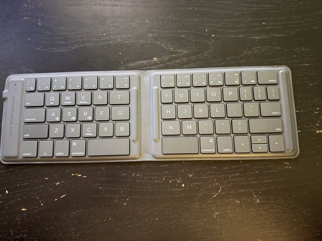 Uniq Bluetooth keyboard for iPhone and iPad477670716893440001