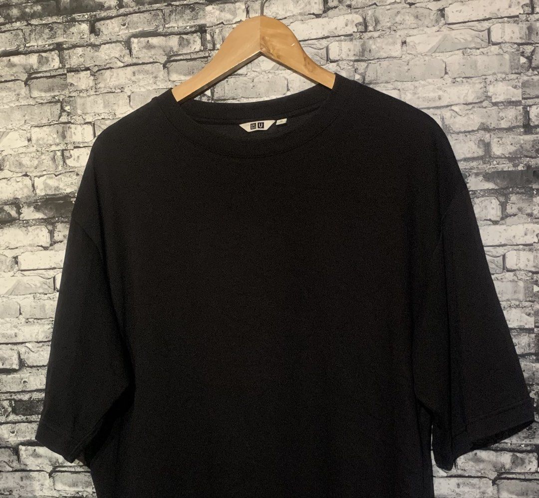 UNIQLO AIRISM BLACK (Category: Tshirts & Polo Shirts ) located in Manila. Submitted by marksaban81396 (Listing ID 1442744651, Image 3). Description: Size XL WIDTH 24.5 Lenght 29 Color rate 9/10 No issue Excellent condition - Basic black Uniqlo t-shirt - Simple and versatile design - Perfect for everyday wear - Made with comfortable fabric - Easy to pair with any outfit - Essential wardrobe staple.