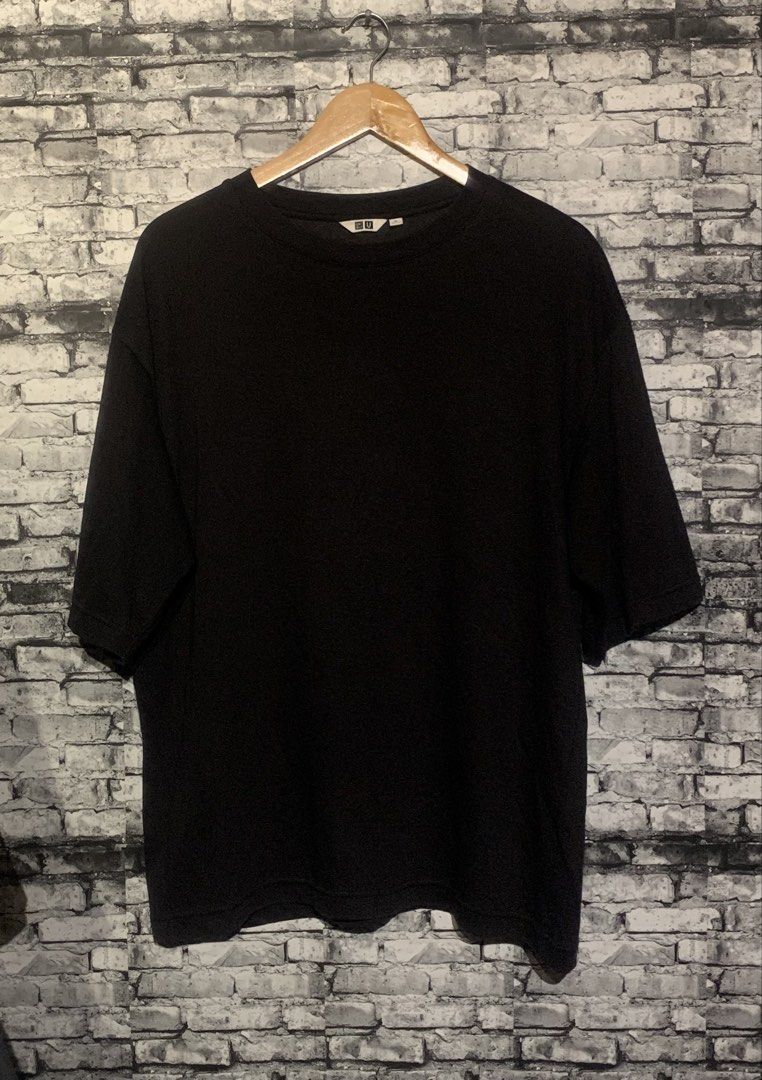 UNIQLO AIRISM BLACK (Category: Tshirts & Polo Shirts ) located in Manila. Submitted by marksaban81396 (Listing ID 1442744651, Image 1). Description: Size XL WIDTH 24.5 Lenght 29 Color rate 9/10 No issue Excellent condition - Basic black Uniqlo t-shirt - Simple and versatile design - Perfect for everyday wear - Made with comfortable fabric - Easy to pair with any outfit - Essential wardrobe staple.