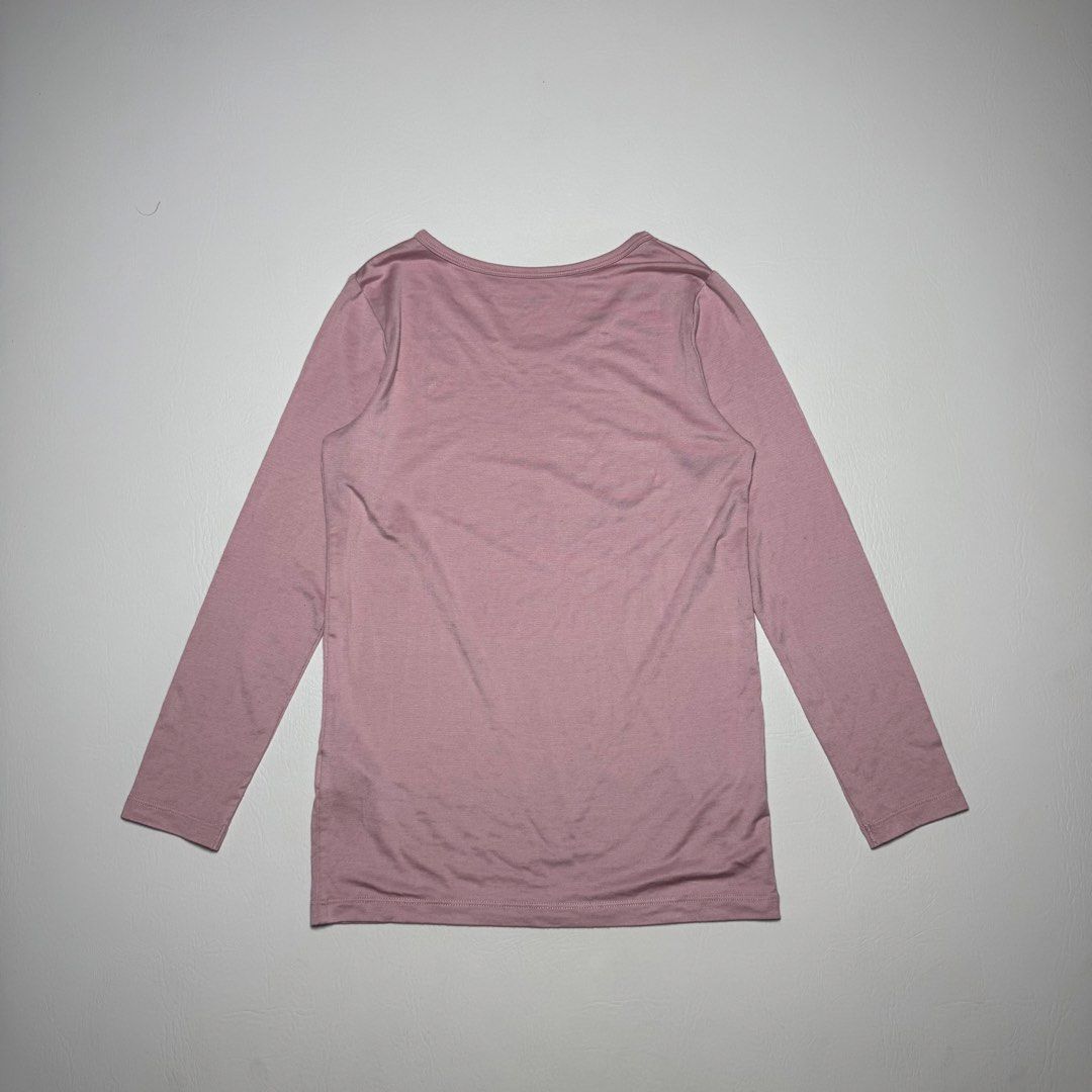 UNIQLO HEATTECH COTTON LONG SLEEVE (Category: Longsleeves) located in Guagua. Submitted by lexithrift (Listing ID 1442837484, Image 2). Description: UNIQLO HEATTECH COTTON LONG SLEEVE SIZE M DIMES 14X21.5 EXCELLENT CONDITION PHP 250 .