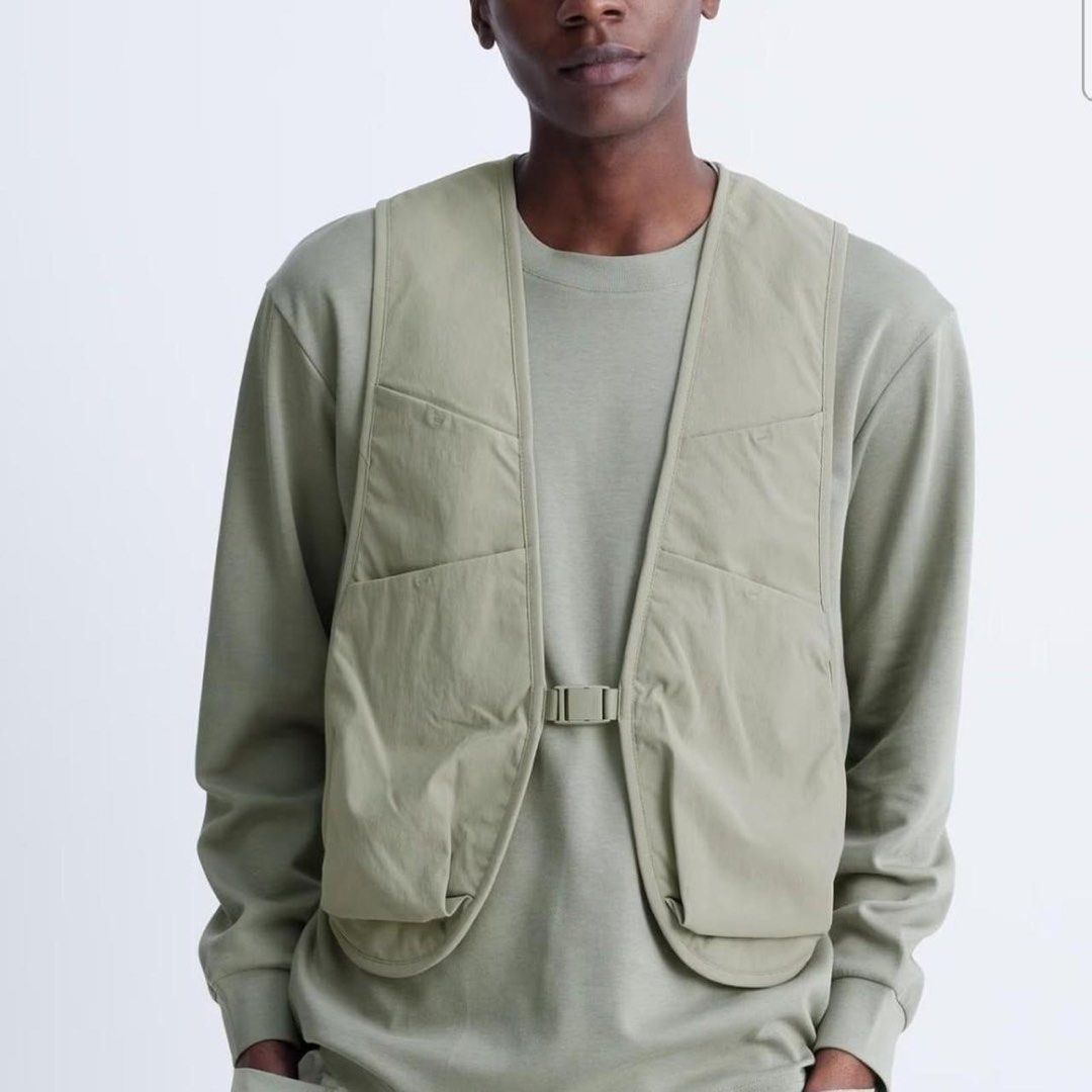 Uniqlo U Utility Vest (Category: Activewear) located in Cavite. Submitted by chevpthrillaah (Listing ID 1442788394, Image 2). Description: Sz Medium No flaws .