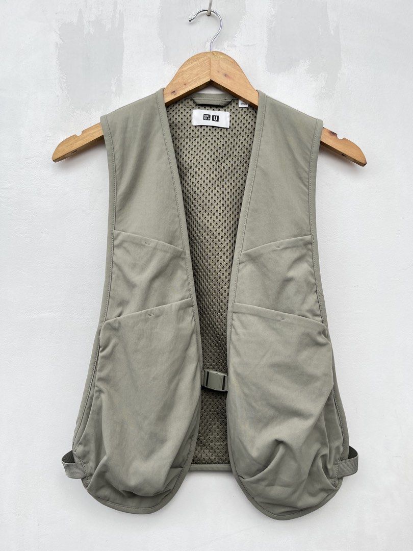 Uniqlo U Utility Vest (Category: Activewear) located in Cavite. Submitted by chevpthrillaah (Listing ID 1442788394, Image 1). Description: Sz Medium No flaws .