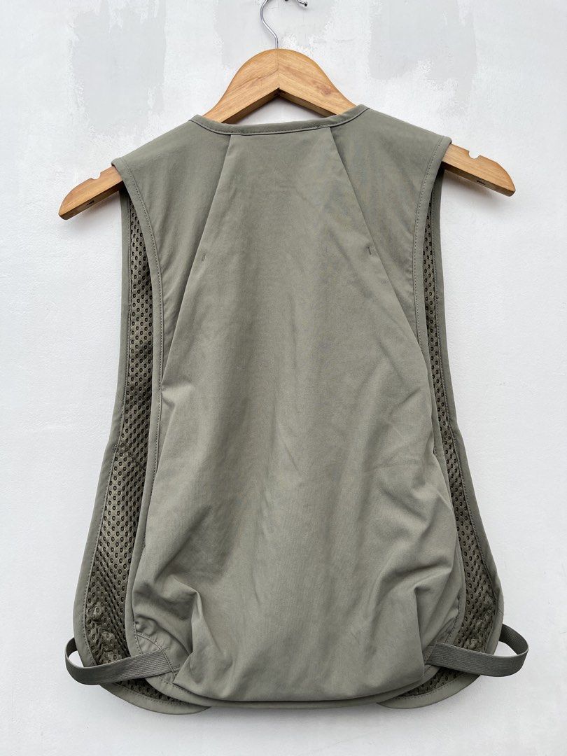 Uniqlo U Utility Vest (Category: Activewear) located in Cavite. Submitted by chevpthrillaah (Listing ID 1442788394, Image 3). Description: Sz Medium No flaws .