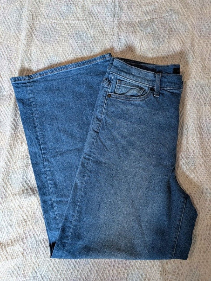 Uniqlo wide leg jeans (Category: Jeans) located in Paranaque City. Submitted by jicakes (Listing ID 1442881893, Image 1). Description: .