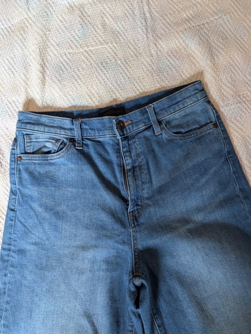 Uniqlo wide leg jeans (Category: Jeans) located in Paranaque City. Submitted by jicakes (Listing ID 1442881893, Image 3). Description: .