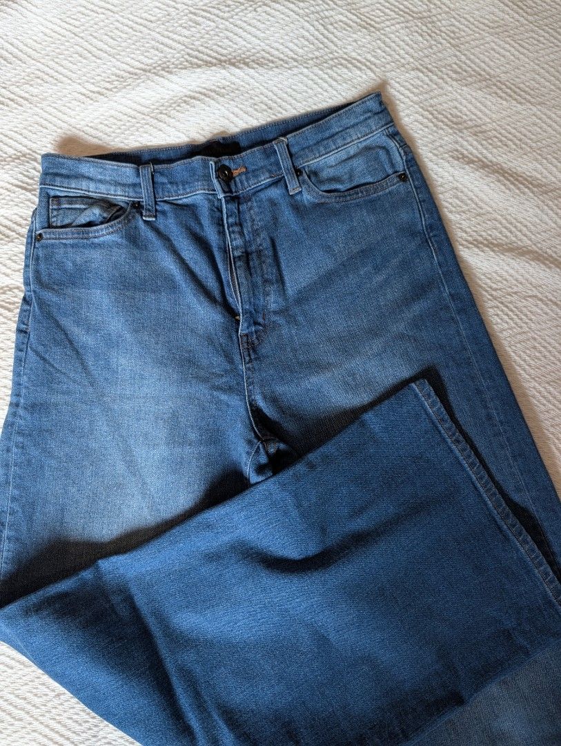 Uniqlo wide leg jeans (Category: Jeans) located in Paranaque City. Submitted by jicakes (Listing ID 1442881893, Image 2). Description: .