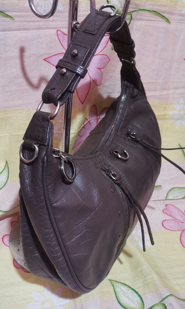 VIA REPUBBLICA brown leather hobo shoulder bag (Category: Shoulder Bags) located in Baguio. Submitted by princessjhade (Listing ID 1442877762, Image 3). Description: Medium size Good condition With minimal signs of use Plus shipping.