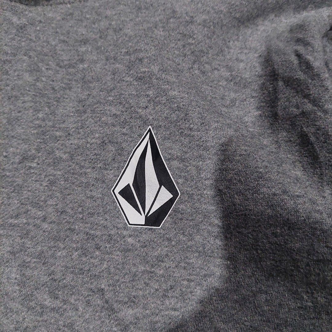 Volcom Hoodie (Category: Coats, Jackets and Outerwear) located in Dinalupihan. Submitted by rack-808 (Listing ID 1442823739, Image 2). Description: Volcom Hoodie ‎20W × 24L Very good condition 10/10 color rate Need wash only (fresh from bale) Pm lang.