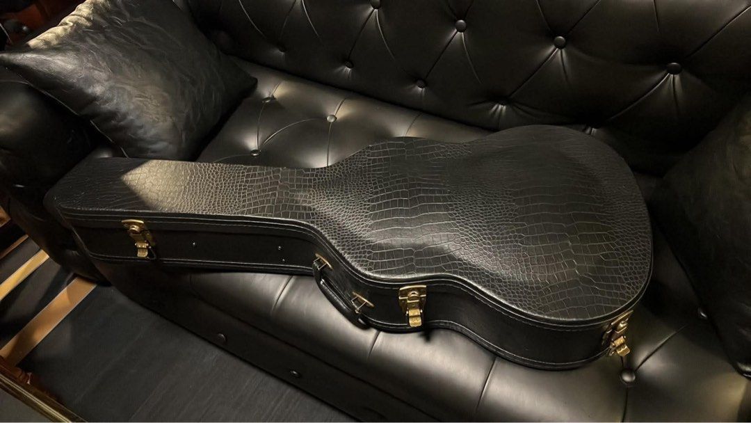 Yamaha C-40 Classical Guitar (Category: Musical Instruments) located in Quezon City. Submitted by monique_aguilar (Listing ID 1442737964, Image 2). Description: - Natural wood finish acoustic guitar - Comes with a protective hard case - Case features a textured exterior - Plush interior lining for added protection - Ideal for both practice and performance - Ready for a new home!.