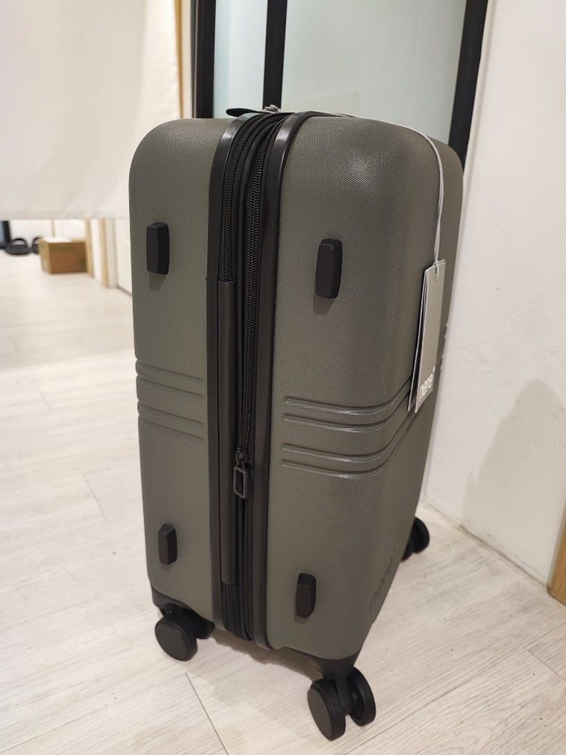 超筍優惠🔥nere 20吋行李箱, 可登機, 可廣展, 墨綠色|20 Inches US Brand nere Luggage, Expendable, Cabin Sized [tag: 拉杆箱, 行李箱, 喼, 拉喼, 旅行箱, 旅行喼, 行李箱, 手拉車, 手推車|luggage, light luggage, cart, baggage, suitcase, carriage, trolley, travel] （分類：旅遊 - 行李箱）位於 Hong Kong。 由 livingideas11 提交（商品編號 1446984512，圖片 3）。簡介： 美國nere品牌行李箱 20吋/可擴展/可登機 /TSA密碼鎖 🔸顏色: 墨綠色 🔸大約尺碼: 35x24cm (55cm高) 🔸大約淨重: 3.3KG .. US Brand nere 20 inches /expendables luggage/ cabin sized/ TSA Lock 🔸Colour: Dark