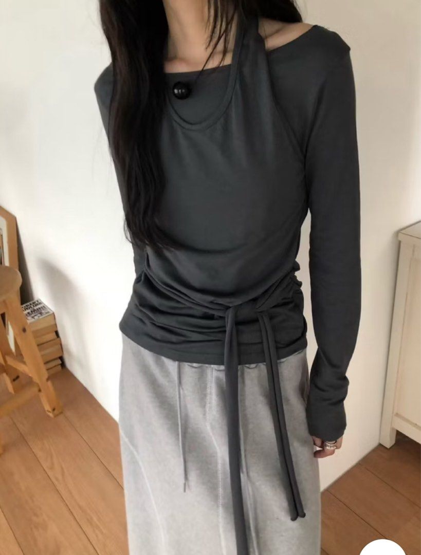 由 lee3313 (刊登 ID 1446936860，圖片 3) 提交，位於 台中市 (Taichung) 的 正韓🇰🇷假兩件掛脖綁帶雙層 簡約設計款 (類別：長袖上衣)，說明：原價990🇰🇷。
