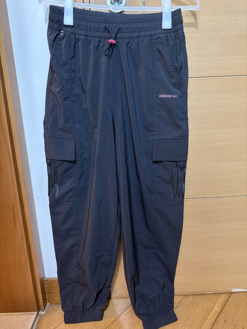 Adidas Neo 縮腳工裝褲 （分類：長褲）位於 Hong Kong。 由 littleshoppiegoods 提交（商品編號 1447008574，圖片 1）。簡介： 呢條 Adidas Neo 縮腳工裝褲，深灰色。褲腳有橡筋收窄，著起上嚟好有型。側邊有兩個大袋，方便放嘢。腰位有抽繩，可以自己調鬆緊。著落好舒服，適合日常活動。。