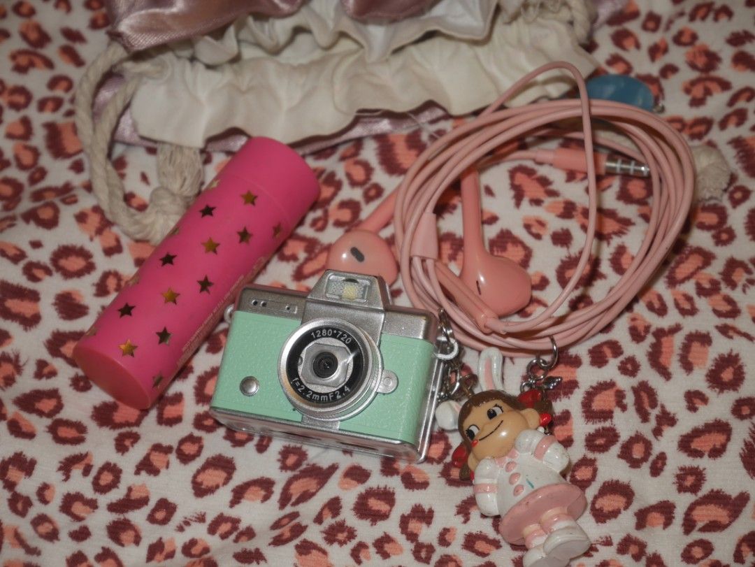 Aesthetic Mini Working Retro Vintage Style Keychain Camera (Category: Cameras) located in Manila. Submitted by faiirytale (Listing ID 1447098965, Image 2). Description: .