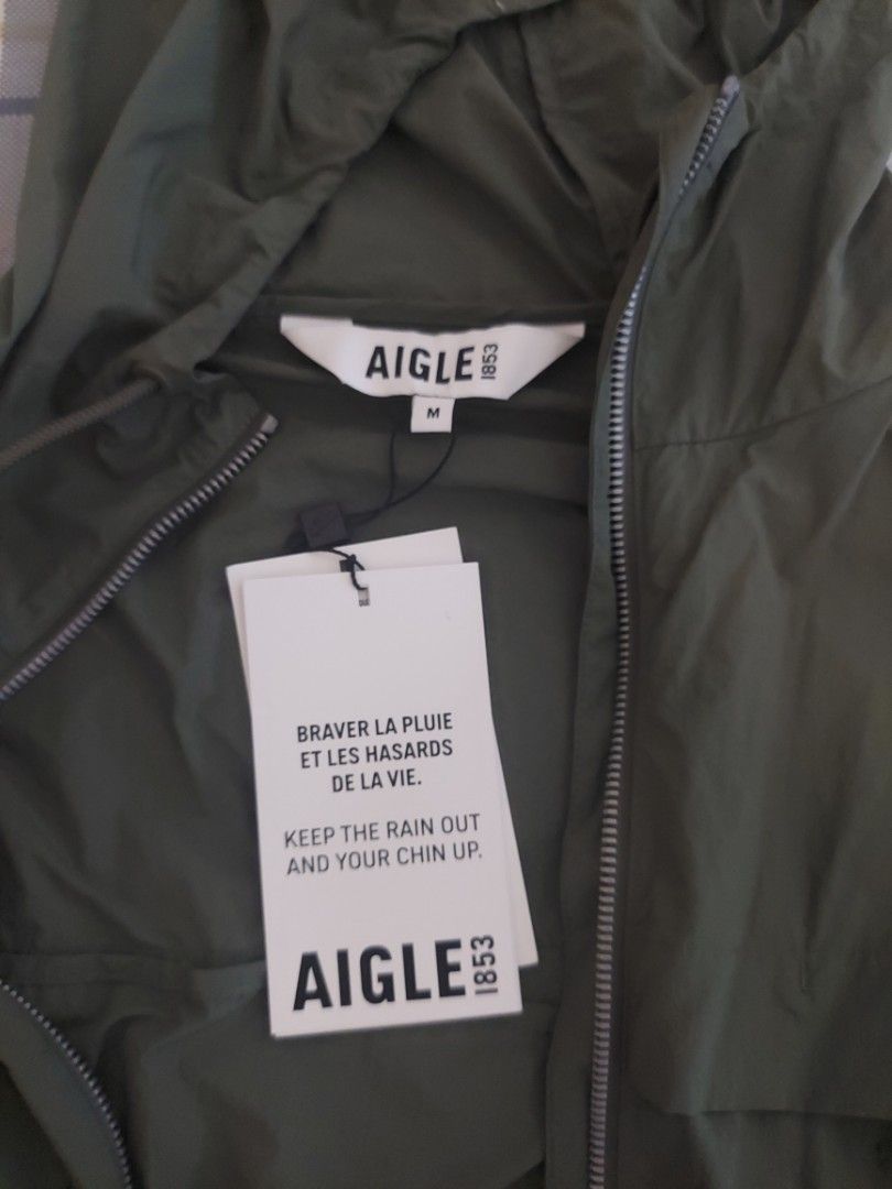Aigle （分類：外套及戶外衣服）位於 Hong Kong。 由 halook123 提交（商品編號 1446960739，圖片 3）。簡介： 全新aigle女裝綠色薄風褸，因買大了，現出讓，有拉鍊袋，UPF40+,water repellent,香港類似款式買$2080，現$988出讓。。