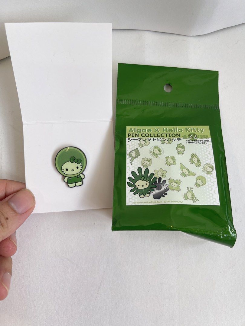 Algae x Hello Kitty Pin Collection Secret Pin Badge （分類：動漫角色周邊）位於 Hong Kong。 由 ltcccc111 提交（商品編號 1446987907，圖片 1）。簡介： Selling a secret pin badge from the Algae x Kitty collaboration. This is part of a pin collection with 8 different types. The pin shown is Kitty dressed as algae. Comes in original packaging. Great for collectors!。
