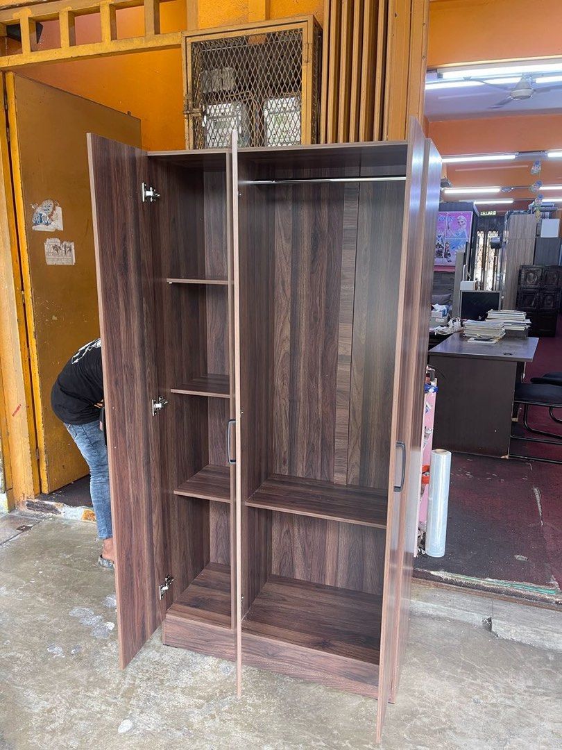 Almari baju 3pintu (Category: Shelves, Cabinets & Racks) located in Kuala Lumpur. Submitted by perabot1mizan (Listing ID 1446978078, Image 2). Description: Almari baju 3pintu Size lebar 3ft tinggi 5.5ft .