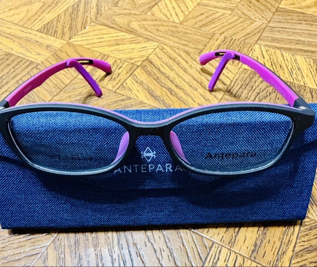 Antepara Eyeglasses Black & Pink Frame (Category: Babies & Kids Fashion) located in Quezon City. Submitted by frappes (Listing ID 1446963328, Image 1). Description: - Black frame with stylish pink arms - Oval shaped lenses for a classic look - Comes with a complimentary blue pouch - Ideal for everyday wear - Feel free to ask any questions!.