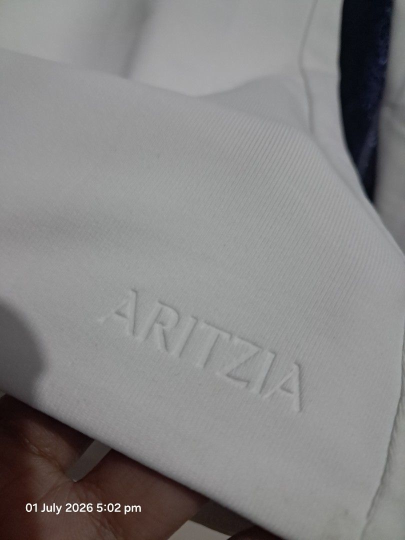 ARITZIA White Long Sleeve Top Size S (Category: Longsleeves) located in Marikina City. Submitted by mdcterencio (Listing ID 1447034007, Image 3). Description: - Brand: Aritzia - Color: White - Style: Long Sleeve Top - Size: S - Approximate Measurements: 13" Width, 22" Length - Origin: Made in Vietnam - Features: Basic staple piece, perfect for everyday wear..
