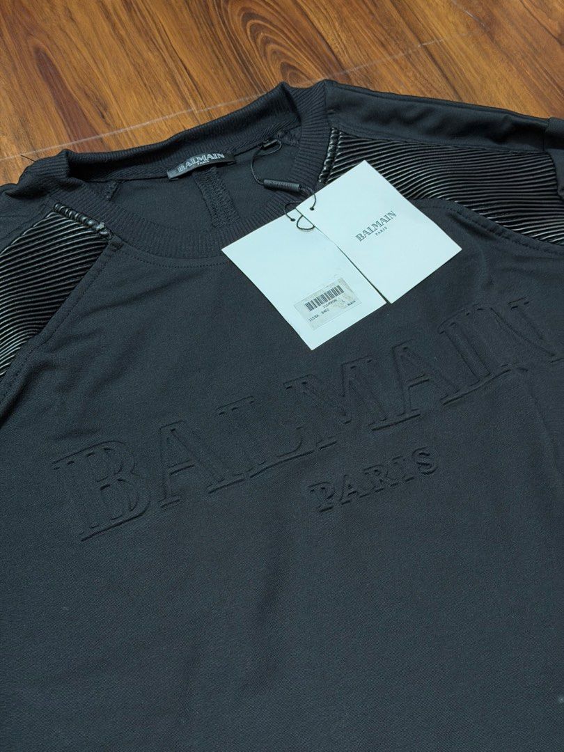 Authentic Brandnew Balmain Sweatshirt Longsleeves (Category: Luxury Apparel) located in Paranaque City. Submitted by decluttering.rightnow (Listing ID 1447056804, Image 2). Description: PLEASE READ ALL THE DETAILS THOROUGHLY ⚠️ Brand: Balmain Item: Sweatshirt / Longsleeves Size on Tag: Large Width: 22” Length: 28” Issue: None Condition: Brandnew complete with tags and plastic Note: Personal item bought brand new not thrifted Terms & Conditions * 