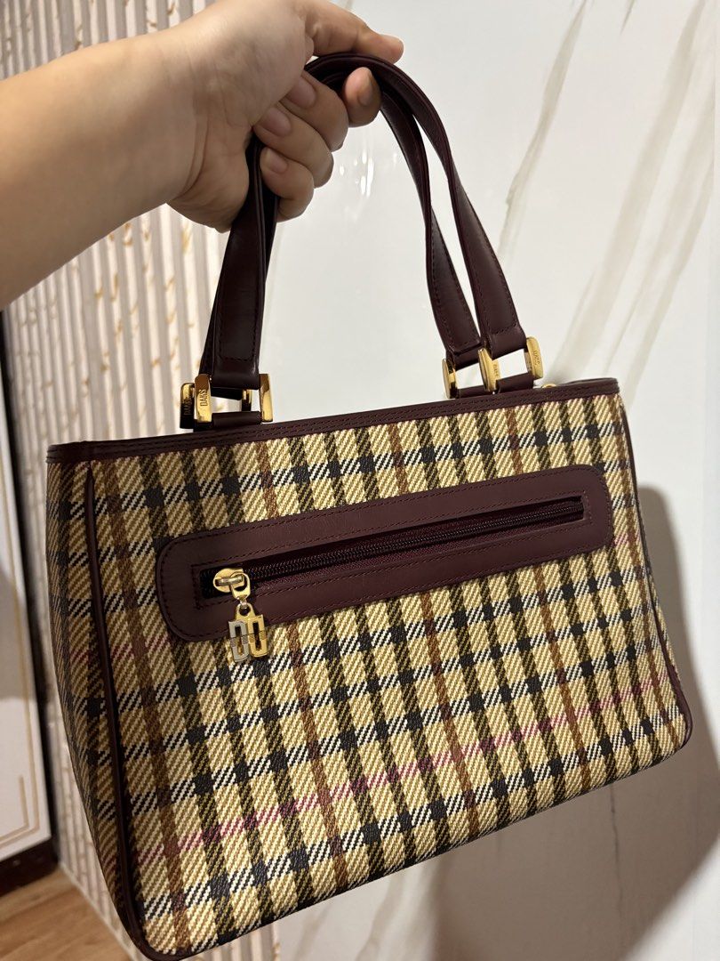 Authentic DAKS handbag/slingbag (Category: Luxury Bags & Wallets) located in Manila. Submitted by queenjinae_013 (Listing ID 1446933209, Image 3). Description: - DAKS handbag &Sling bag - Iconic plaid pattern with leather trim - Gold hardware details - Top handles and detachable shoulder strap - Spacious interior for essentials - Ideal for vintage collectors 98% gold hardware Looks new.