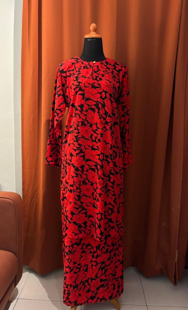 Baju Kurung Klasik (Category: Baju Kurung & sets) located in Kuala Lumpur. Submitted by hmrz_ (Listing ID 1446978091, Image 1). Description: Size on tag: S Bahu: 15 inci Dada: 19 inci Hip baju: 20 inci Hip kain: 20 inci Nota: jahitan cangkuk kain perlu dijahit semula. Blh rujuk slide gambar. Selain dari tu, condition baju semua okay (8.5/10) ▪︎Harga adalah exclude postage SM RM7 | SS RM12 💰 Fast payment. ‼️ Harga boleh nego, tp please be reasona