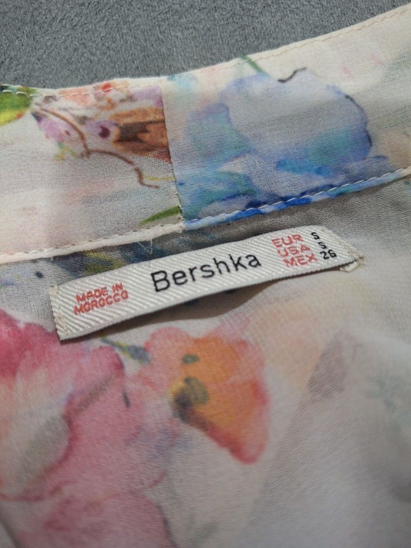 Bershka Long Floral Kimono (Category: Coats, Jackets and Outerwear) located in Paranaque City. Submitted by simplified_closetspace (Listing ID 1446810862, Image 2). Description: - Message me for measurements. - Owner is 5'1". Ankle-length. - Small but fits medium. Even large. - Lightweight, sheer chiffon fabric perfect for layering. #Bershka #Kimono #Outerwear.