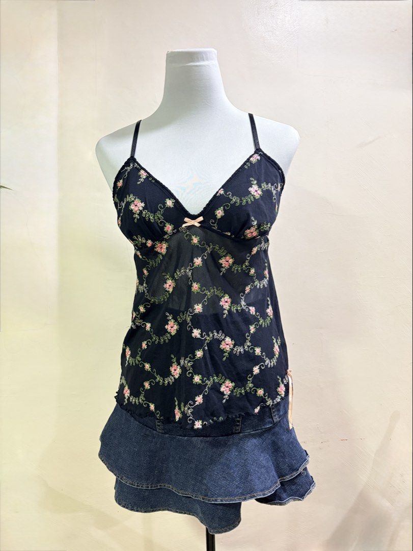 Black floral embroidered semi-sheer mesh top (Category: Sleeveless) located in Santa Maria. Submitted by notmers (Listing ID 1445409355, Image 1). Description: .