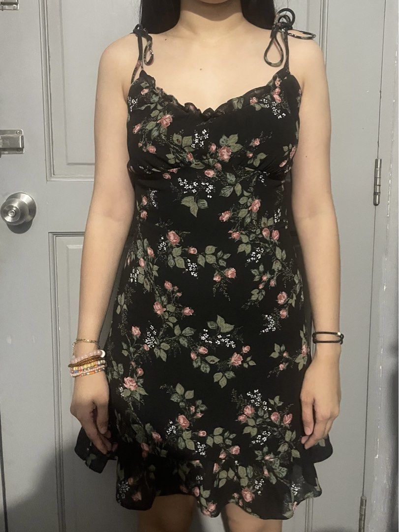 Black Floral Strap Dress (Category: Dresses) located in Manila. Submitted by cora_line (Listing ID 1447067307, Image 1). Description: - Adjustable strap - Zipper - Fits XS to SMALL.