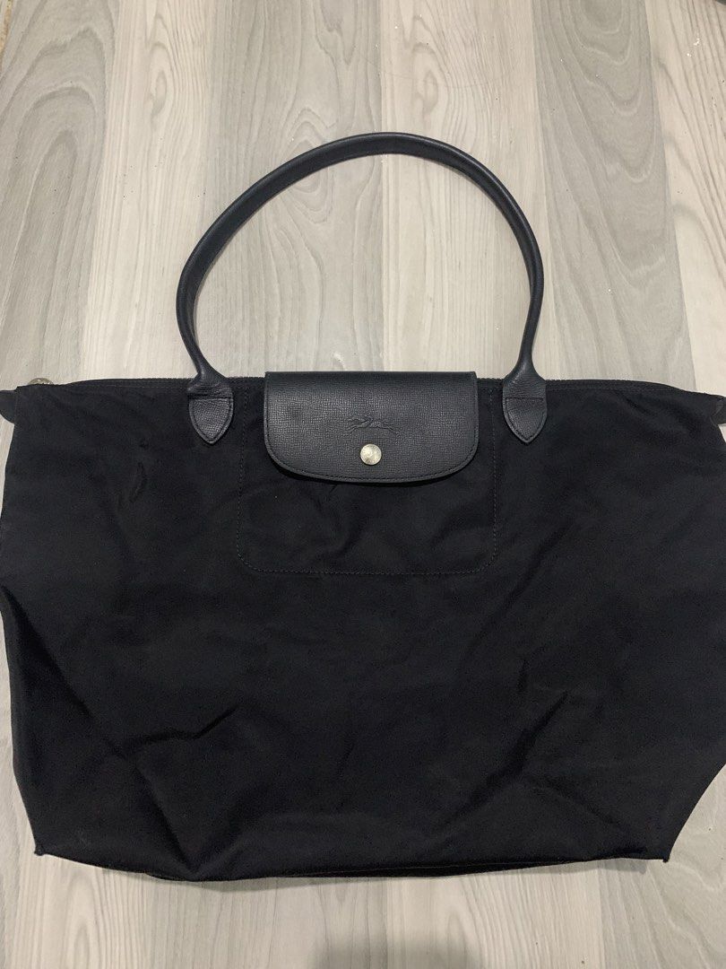 Black Longchamp L bag (Category: Luxury Bags & Wallets) located in Cabuyao City. Submitted by upperrightcornerph (Listing ID 1447058695, Image 2). Description: Black Longchamp L bag -no for sensitive buyer -check the actual photo location:taguig .