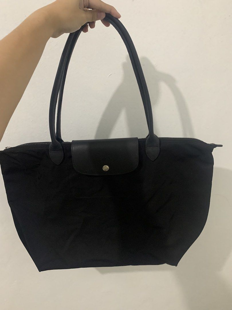 Black Longchamp L bag (Category: Luxury Bags & Wallets) located in Cabuyao City. Submitted by upperrightcornerph (Listing ID 1447058695, Image 1). Description: Black Longchamp L bag -no for sensitive buyer -check the actual photo location:taguig .