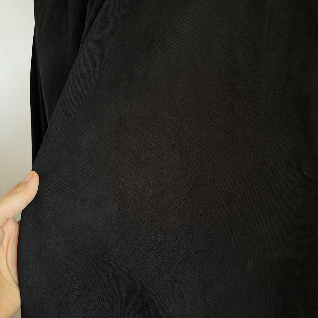 Black velvet skirt (Category: Skirts) located in Bulacan. Submitted by puzzles_piece (Listing ID 1446975104, Image 3). Description: Waist: 28"-40" | Length: 36" - Velvet fabric with side pockets 📍Bulacan 💵 Gcash 🚚 J&T/Lalamove (c/o buyer).