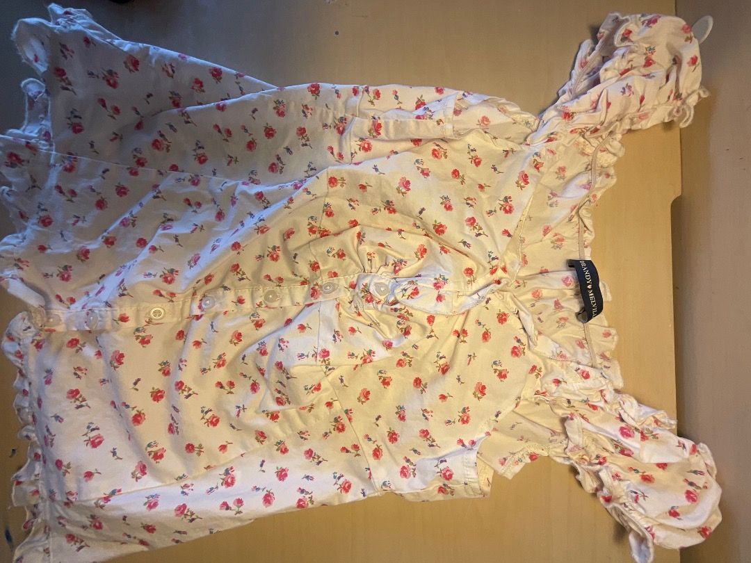Brandy Melville Floral Ruffle Top （分類：襯衫）位於 Hong Kong。 由 clarachan2234 提交（商品編號 1446970133，圖片 1）。簡介： Cute Brandy Melville top with a floral print. Features ruffles on the sleeves and hem. Great for casual wear. Stretchy ( fits nicely on everyone) - never worn ( only tag had been taken off)。