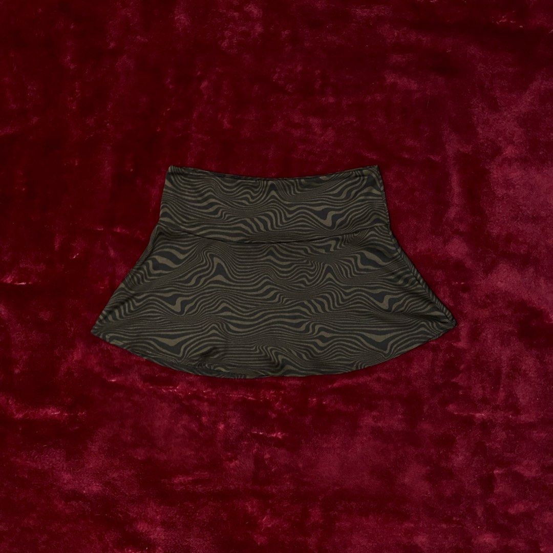 Brown Psychedelic Swirl Print Mini Skirt (Category: Skirts) located in Manila. Submitted by kitsune.ph (Listing ID 1447021828, Image 1). Description: ⤷ brand: h&m ⤷ waist: 26” length: 11.6” ⤷ mop: gcash/maribank/bpi ⤷ j&t express ⤷ same day delivery (lalamove, grab, etc.) ig & carousell: kitsune.ph 🐇.