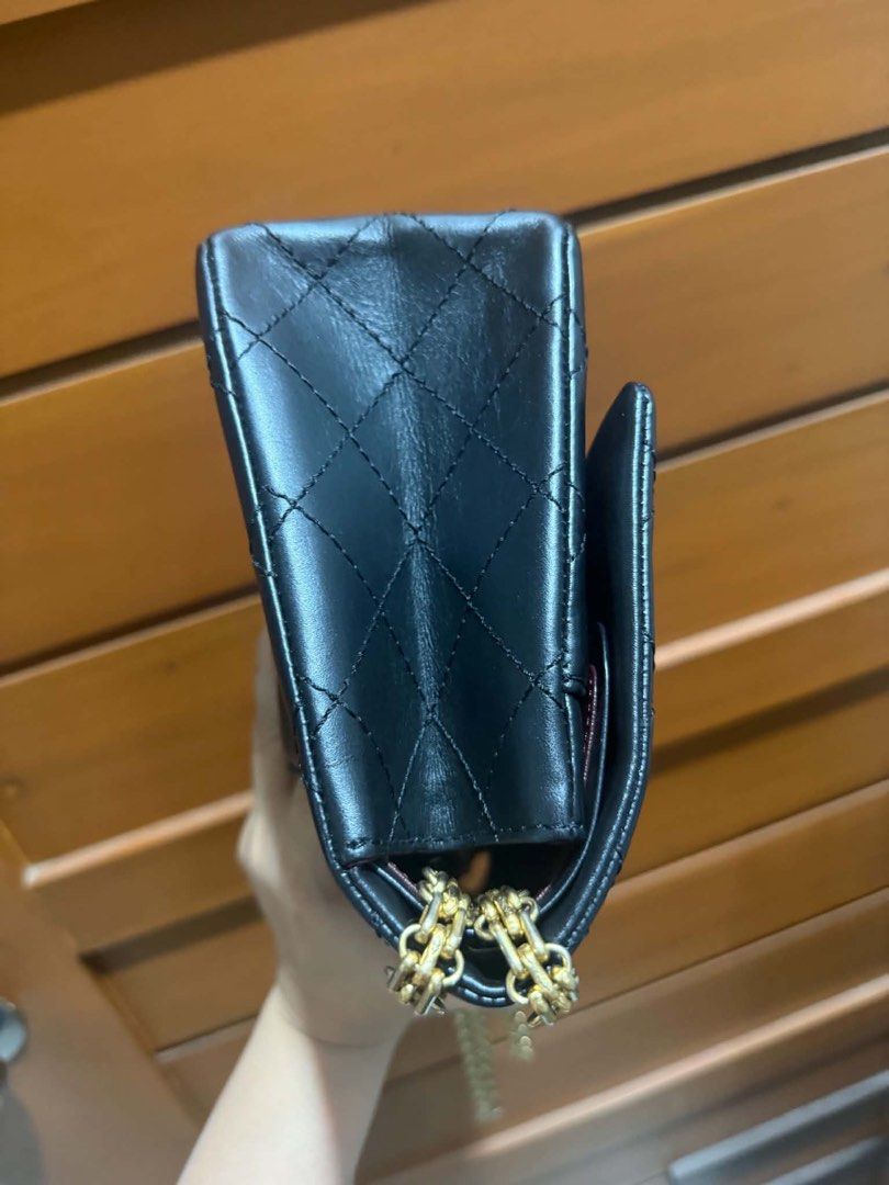 Chanel Re-issue 2.55 Medium size (Category: Luxury Bags & Wallets) located in Taytay. Submitted by yourhighnessbea (Listing ID 1447094523, Image 2). Description: Good as new Series 19 With dust bag & card Medium size Gold aged hardware.