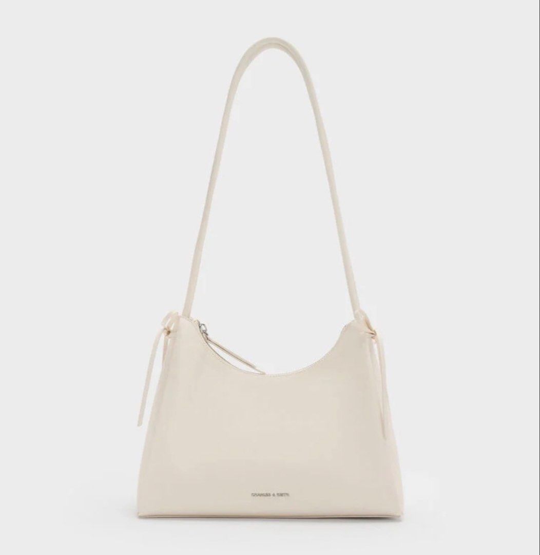 Charles & Keith 米白色蝴蝶結包 （分類：單肩包）位於 Hong Kong。 由 auyyyeung018 提交（商品編號 1447045604，圖片 3）。簡介： 買咗返嚟都冇用過🙏🏻 仲有CK原裝速繩袋喺度。
