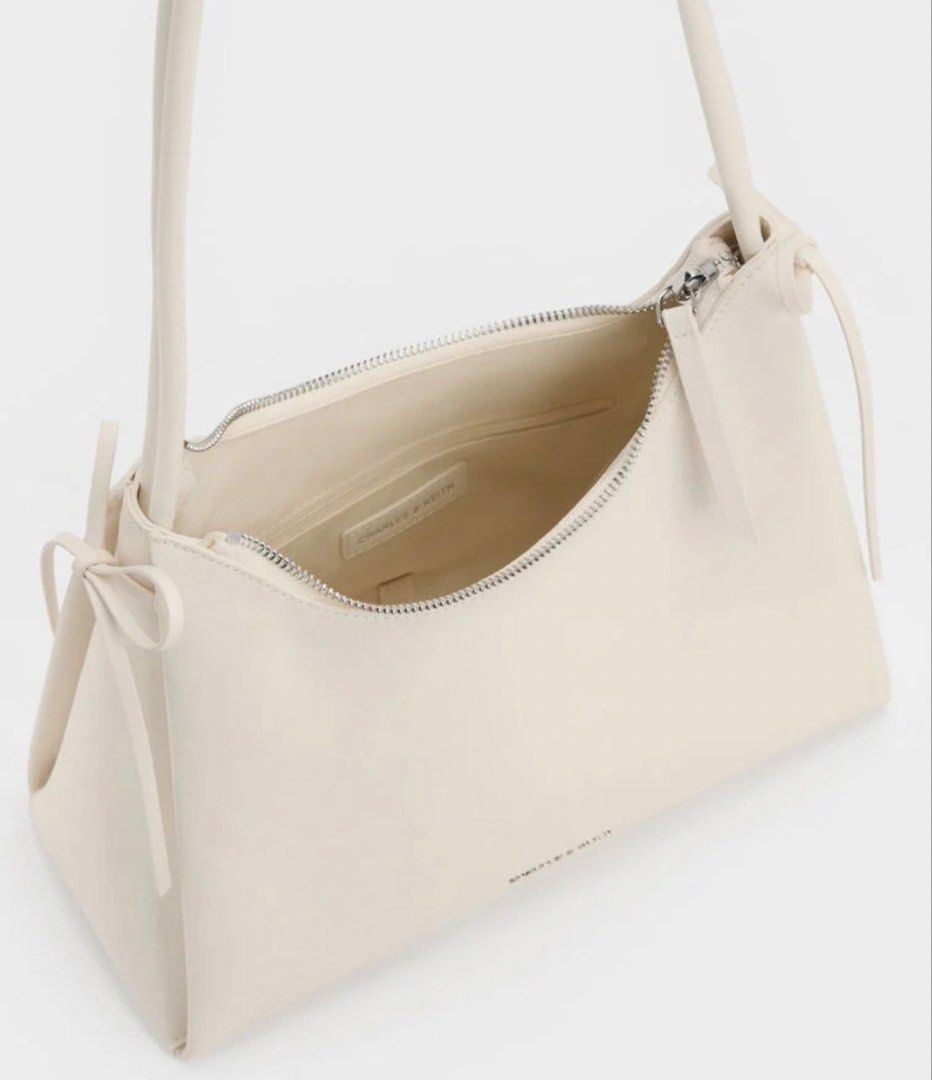 Charles & Keith 米白色蝴蝶結包 （分類：單肩包）位於 Hong Kong。 由 auyyyeung018 提交（商品編號 1447045604，圖片 2）。簡介： 買咗返嚟都冇用過🙏🏻 仲有CK原裝速繩袋喺度。