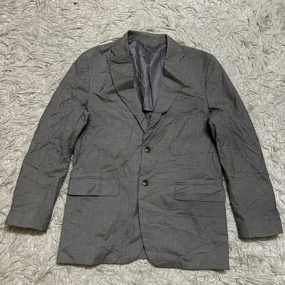 Chester Blazer (Category: Other Sports Equipment and Supplies) located in Bota. Submitted by mista.fixx (Listing ID 1447097448, Image 1). Description: 🔥Declare Status Item : Bundle 🔥Size Tag : 100 (175) 🔥Pit 21 Labuh 30 🔥Made in ?? 🔥Condition : Padu 8/10 Fresh baru keluar guni bang. Warna soft grey lawa lagi. Material kain polyester . Sesuai pakai keja office, pakai mesyuarat dan lain2. Luncurrr #mrf #mrfgarage.