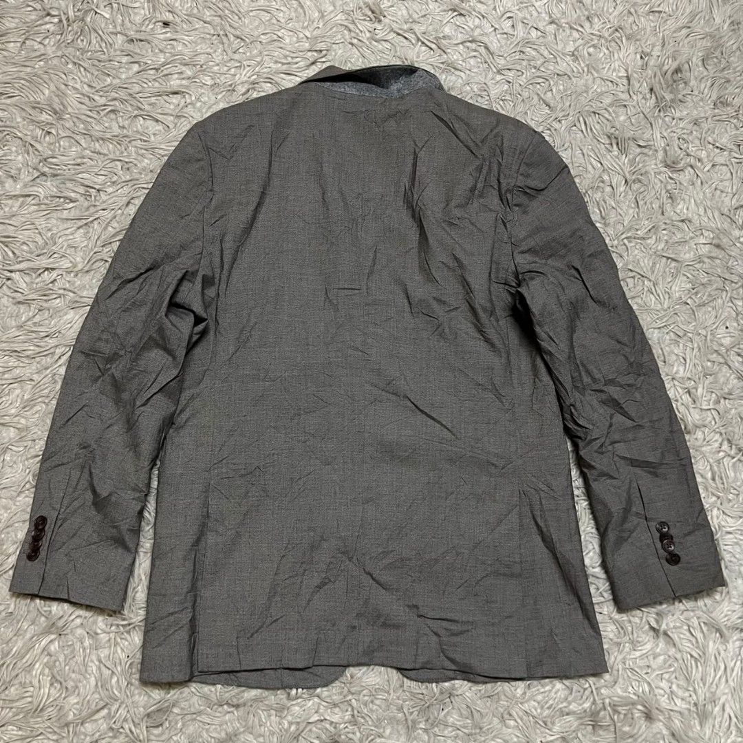 Chester Blazer (Category: Other Sports Equipment and Supplies) located in Bota. Submitted by mista.fixx (Listing ID 1447097448, Image 2). Description: 🔥Declare Status Item : Bundle 🔥Size Tag : 100 (175) 🔥Pit 21 Labuh 30 🔥Made in ?? 🔥Condition : Padu 8/10 Fresh baru keluar guni bang. Warna soft grey lawa lagi. Material kain polyester . Sesuai pakai keja office, pakai mesyuarat dan lain2. Luncurrr #mrf #mrfgarage.