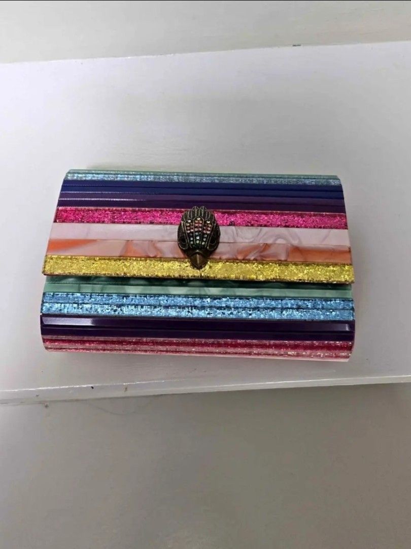 Clutch bag (Category: Luxury Bags & Wallets) located in Paranaque City. Submitted by dacucs.24 (Listing ID 1447057006, Image 3). Description: -Hard case -10,000 -Brandnew.
