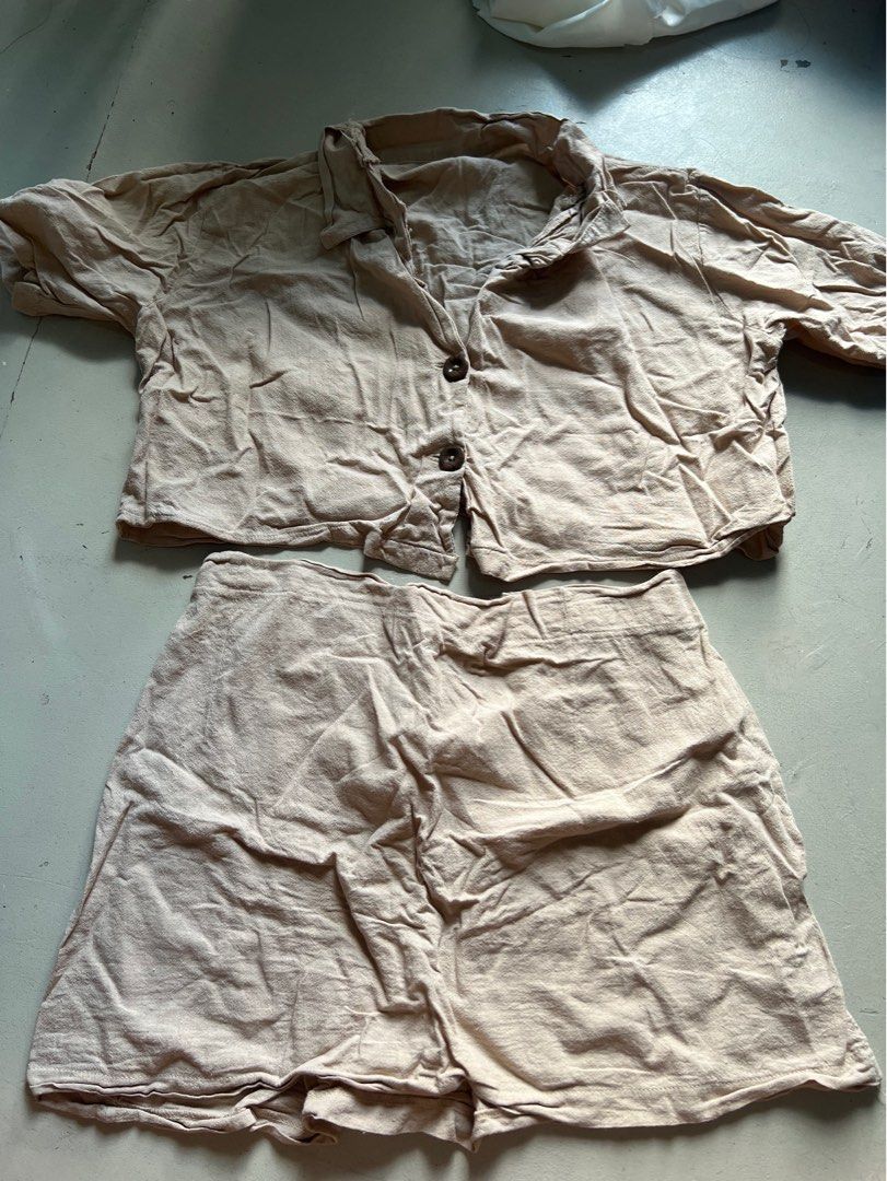 Coordinates (Category: Sets or Coordinates) located in Quezon City. Submitted by mira_wears (Listing ID 1446916867, Image 2). Description: ₱90 per Coords Need lang plantsahin No issue Up to large size.