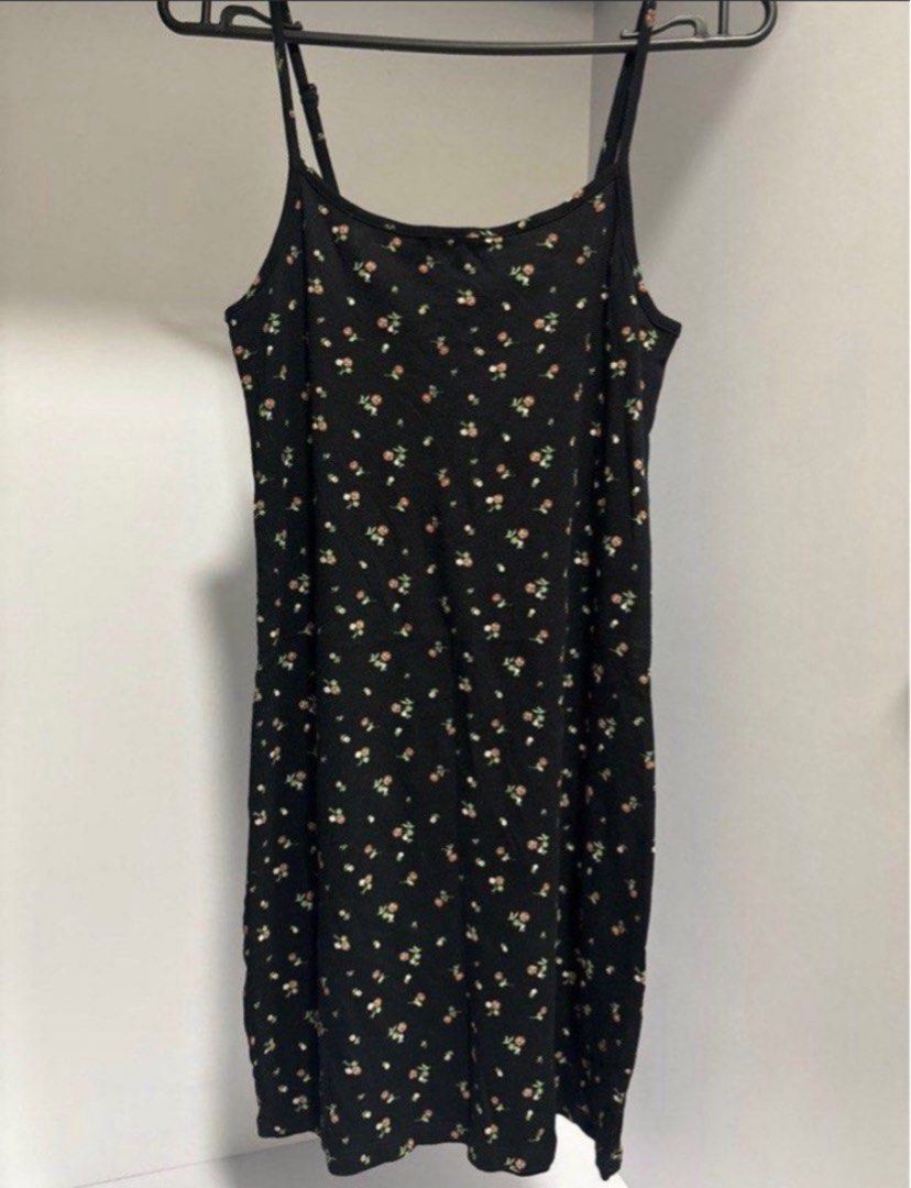 Cotton on floral dress //黑色碎花吊帶連身裙 （分類：連身裙）位於 Hong Kong。 由 soldmythings 提交（商品編號 1447081259，圖片 1）。簡介： 。